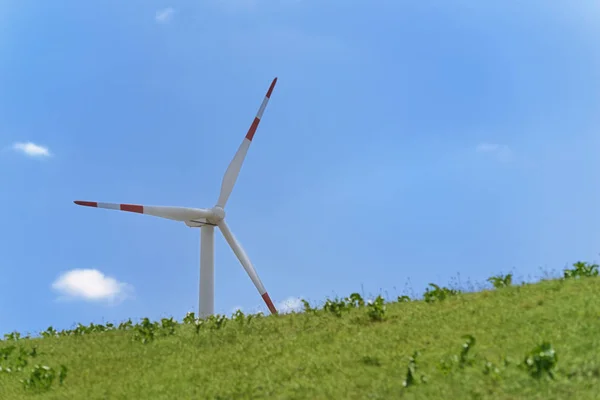 Rüzgar türbini karşı enerji Hill Georgswerder Hamburg, Almanya üzerinde mavi gökyüzü temizleyin. 