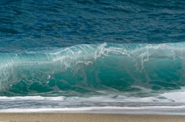 Güçlü dalgalar çökmesini sahilde, Riaci beach Tropea, İtalya