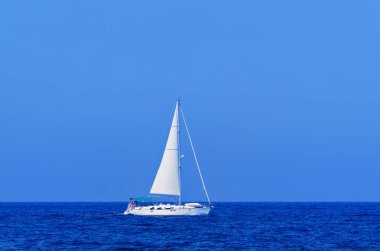 Tek white yat karşı açık mavi gökyüzü açık denizde. Avrupa Adası Malta devlet