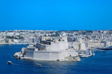 Antik kireçtaşı duvarları ve kuleler Fort St Angelo Üst Barrakka bahçeleri. Valletta, Avrupa Devlet Malta Adası