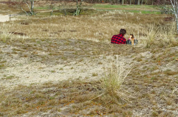 İki kişi üzerinde kuru çayır güneşli günde otur. Doğa rezerv Boberger Niederung, Hamburg, Almanya