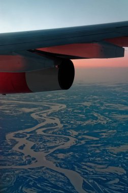 Güzel manzara uçak penceresinden bakıyor. Kuzey Rusya üzerinde bir yerde