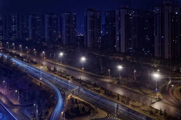 Bir satır ve bir otoyol gökdelen üzerinde gece, Shenyang, Çin arıyorsunuz