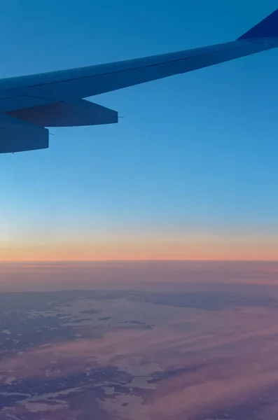 Uçak kanadı manzara ve günbatımı, bulutlu gökyüzü üzerinde