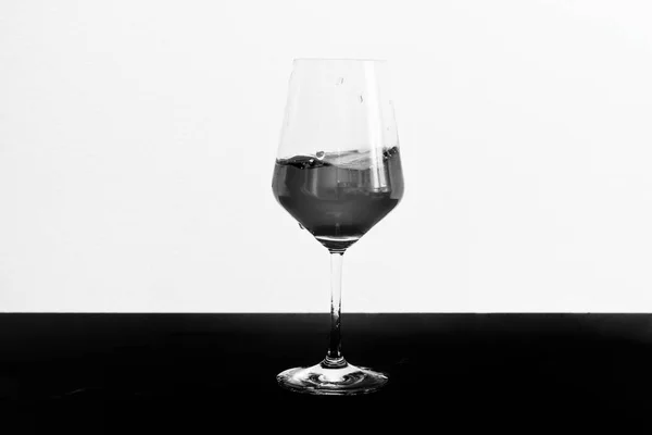 Foto Preto Branco Vinho Tinto Movimento Copo Mesa Escura Fundo — Fotografia de Stock