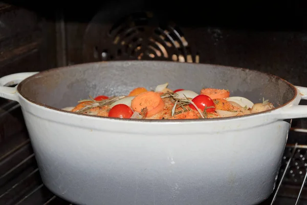鴨のロースト オーブンで野菜を焼きます 自宅で料理 — ストック写真
