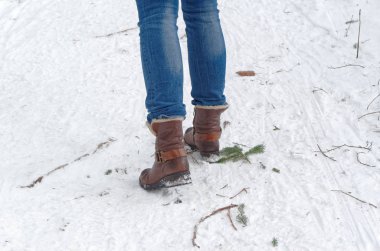 Arkadan Görünüş Çizmeli kar kış yol üzerinde yürüyen kadın bacak. Harz Ulusal Parkı, Almanya