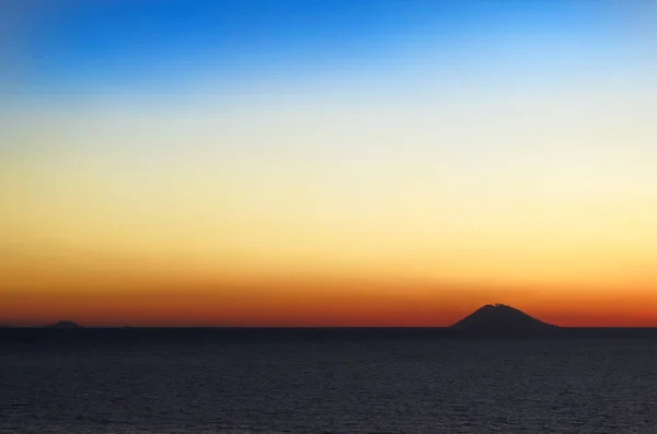 Increíble Panorama Colorido Atardecer Con Silueta Isla Volcánica Stromboli Tropea — Foto de Stock