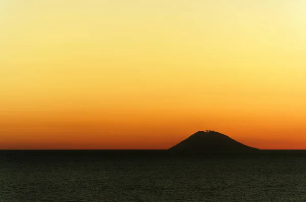 Increíble Panorama Colorido Atardecer Con Silueta Isla Volcánica Stromboli Tropea — Foto de Stock