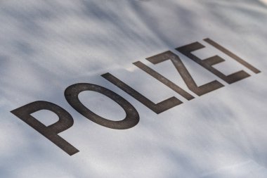 Alman polis arabasının gümüş kaputu üzerinde gri yazı 
