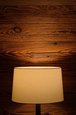 Ahşap duvarda bir zemin lambası ışığı