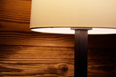 Ahşap duvarda yer lambası ışığı