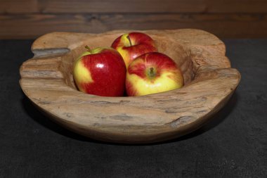 Ahşap bir kapta üç elma yakın çekim