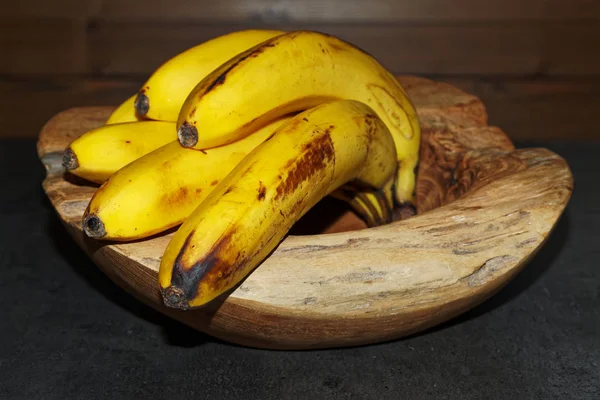 Close-up de bananas amarelas maduras em uma tigela de madeira — Fotografia de Stock