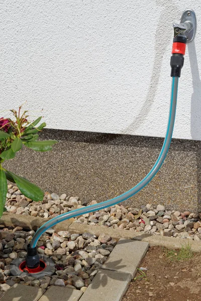 Anschluss einer Wasserleitung im Garten — Stockfoto