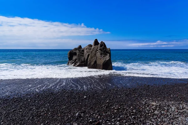 Вид на скальную формацию на пляже на фоне голубого неба — стоковое фото