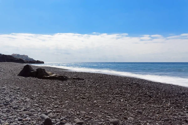 푸른 하늘에 대한 돌 해변의 자연 장면입니다. 마데이라 섬 — 스톡 사진