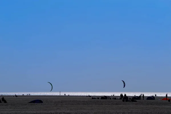 Voile terrestre ou yacht de sable sur la plage le soir — Photo