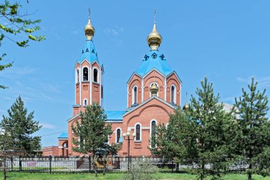 Güneşli bir günde Kazan Hanımefendimizin Katedrali açık mavi gökyüzüne karşı, Komsomolsk-on-Amur, Rusya