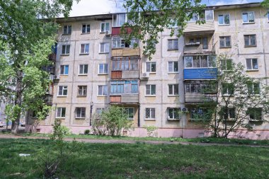 Yeşil çayırdaki eski apartman, Komsomolsk-on-Amur, Rusya