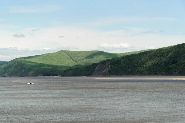 Malerischer Blick Auf Motorboot Auf Dem Amur Und Bewaldete Hügel Stockfoto