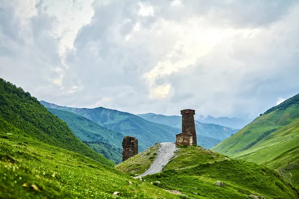 美丽的格鲁吉亚山脉景观 高加索山脉和古老的国家村庄 — 图库照片