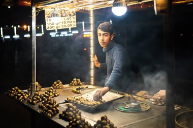 Istanbul, Türkiye - 01 Şubat 2018: geleneksel Türk kestane sokak satıcısı. Gece çekimi.