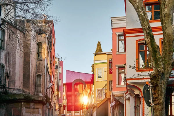 Gün batımında Istanbul'da Türkiye'nin bayrak.