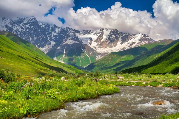 Gyönyörű hegyi táj. Kaukázusi gerincen, Grúzia. — Stock Fotó