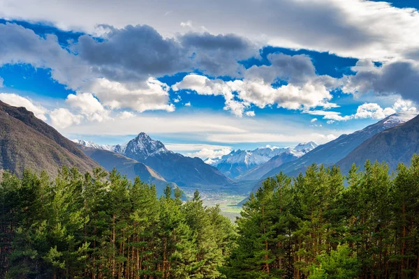 Bela paisagem montanhosa. cume caucasiano, Geórgia . — Fotografia de Stock