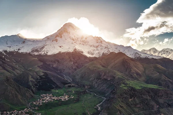 Gyönyörű hegyi táj. A napnyugta, Mount Kazbek, városról van szó stepantsminda, Grúzia. — Stock Fotó