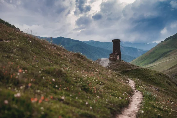 Ősi Svan torony, Szvaneti régió Georgia. Kaukázusi hegylánc. — Stock Fotó