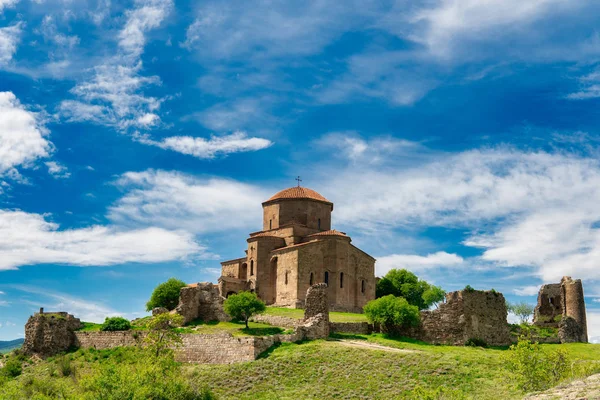 Eski Gürcistan Jvari Manastırı dağın tepesinde yer almaktadır. Georgia mı? Kafkas bölgesi. Güneşli yaz günü, bulutlu mavi gökyüzü.