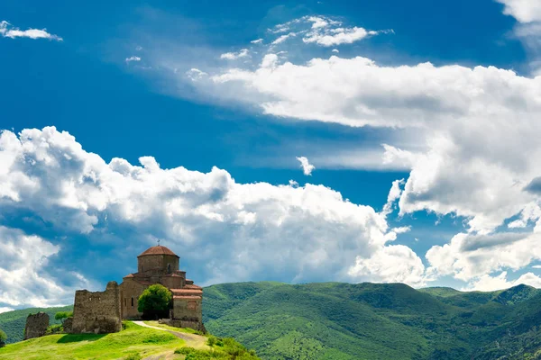 Az ősi grúz Jvari kolostor a hegy tetején található. Georgia vagyok. Kaukázusi régió. Napfényes nyári nap, kék ég felhőkkel. — Stock Fotó