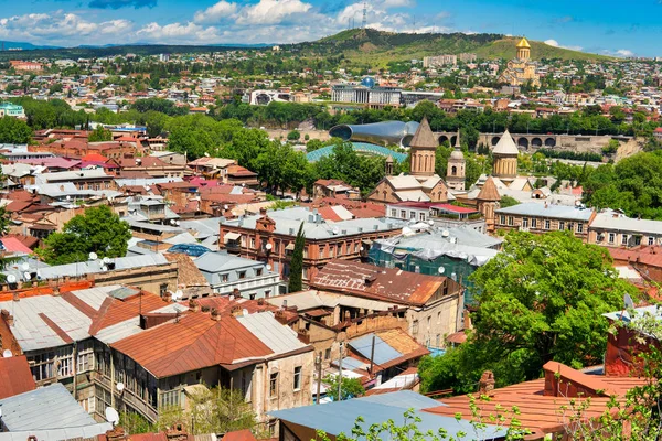 Tiflis, Georgia - 9 de mayo de 2017. Panorama de la parte central de la antigua ciudad y los principales atractivos de la capital de Georgia. Día soleado, cielo azul con nubes . — Foto de Stock