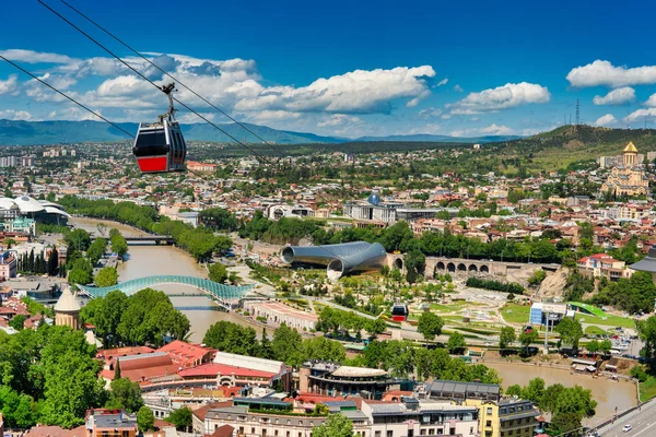 Tiflis, Georgia - 9 de mayo de 2017. Panorama de la parte central de la antigua ciudad y los principales atractivos de la capital de Georgia. Día soleado, cielo azul con nubes . — Foto de Stock