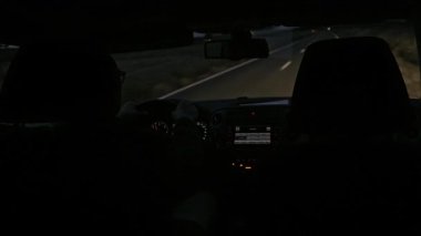 Gece sürüşü bir arabanın içinden bakıldığı gibi karanlık yolu gösteriyor. Huzurlu bir yolculukta yalnızlık ve sükuneti tasvir ediyor..