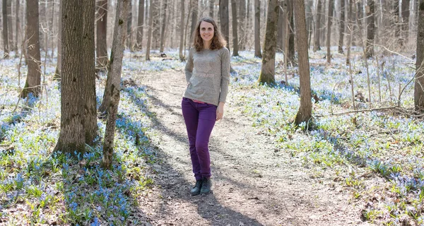 Mädchen Riecht Blumen Während Sie Auf Der Grünen Wiese Sitzt — Stockfoto