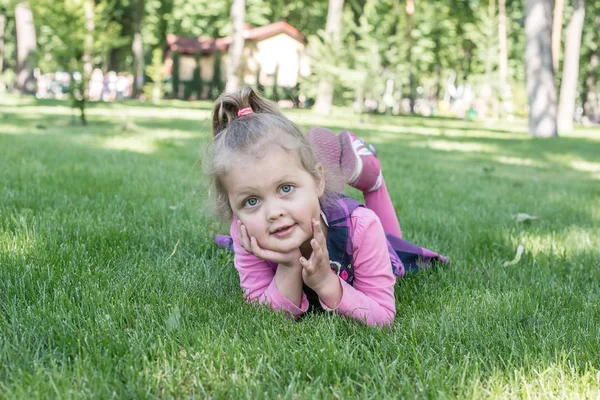 Dívka Hraje Parku — Stock fotografie