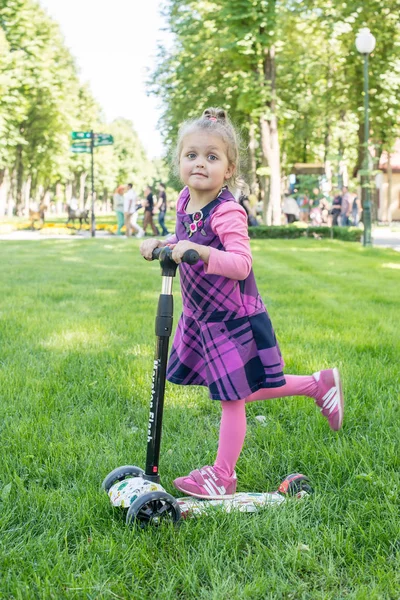 Küçük Çocuk Bir Scooter Bir Şehir Parkı Güneşli Yaz Gününde — Stok fotoğraf