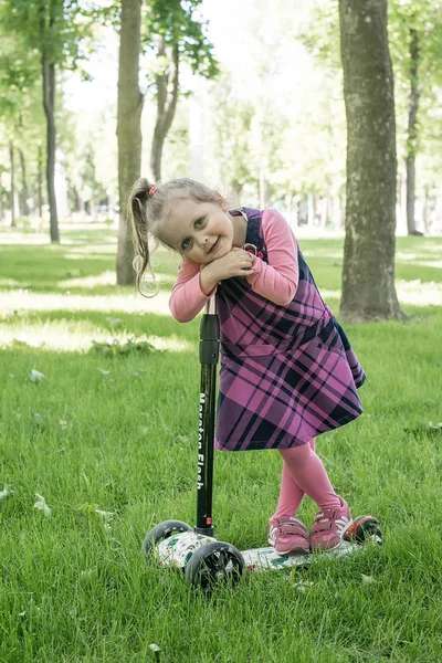 Маленький Ребенок Учится Ездить Скутере Городском Парке Солнечный Летний День — стоковое фото