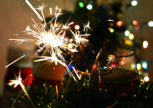 Sparklers Natal Feriado Colorido Fundo Escuro — Fotografia de Stock