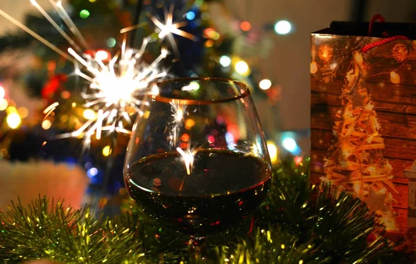 Copa Vino Regalo Navidad Vacaciones Colorido Fondo Oscuro — Foto de Stock