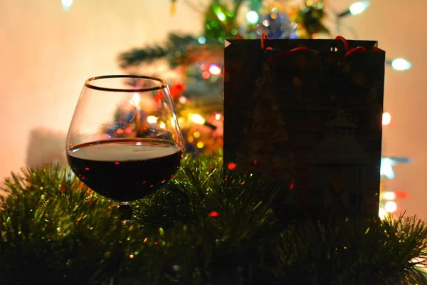 Vin Glas Och Gåva Christmas Holiday Färgglada Mörk Bakgrund — Stockfoto