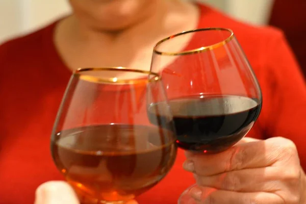 Klirrande Vin Glas Händerna Drink — Stockfoto