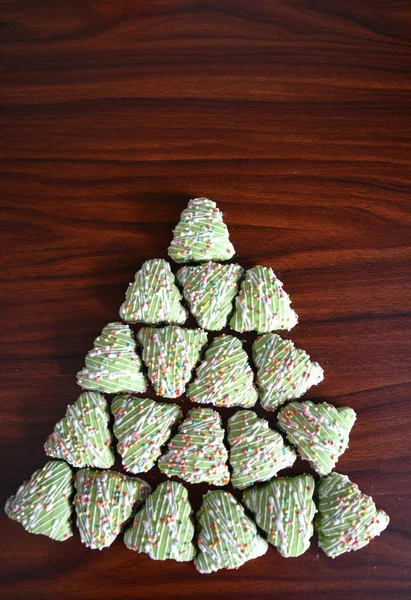 Χριστουγεννιάτικα Μπισκότα Πράσινο Δέντρο Ξύλο Παρασκήνιο — Φωτογραφία Αρχείου