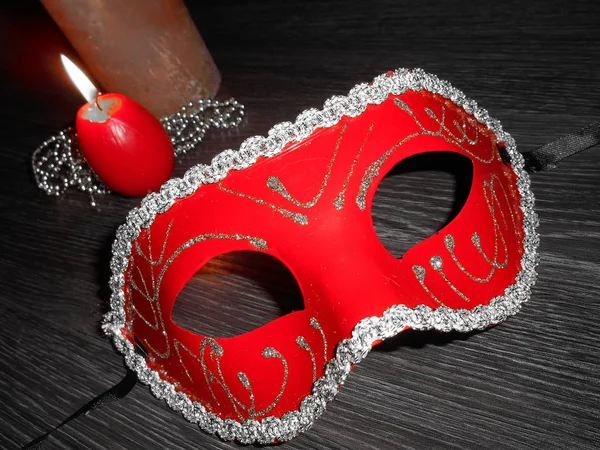 Rode Masker Carnaval Kerstmis Brandende Kaarsen Grijs Hout Achtergrond — Stockfoto