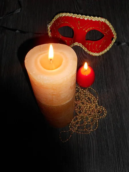 Rote Maske Karneval Weihnachten Und Brennende Kerzen Graues Holz Draufsicht Stockbild