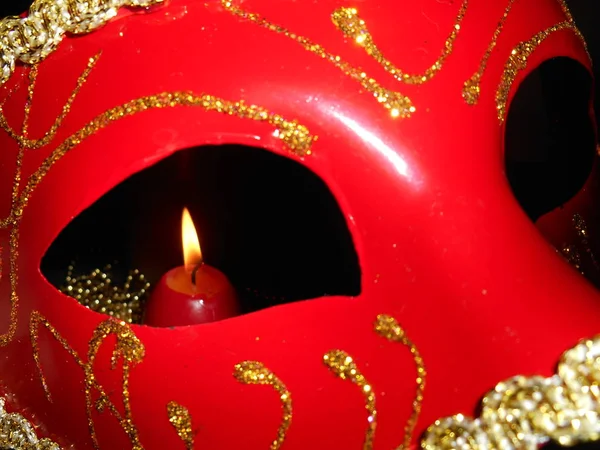 Červená Maska Karneval Vánoce Hořící Svíčkou Tmavé Pozadí — Stock fotografie