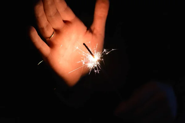 Noël Scintillement Dans Les Mains Fond Sombre — Photo